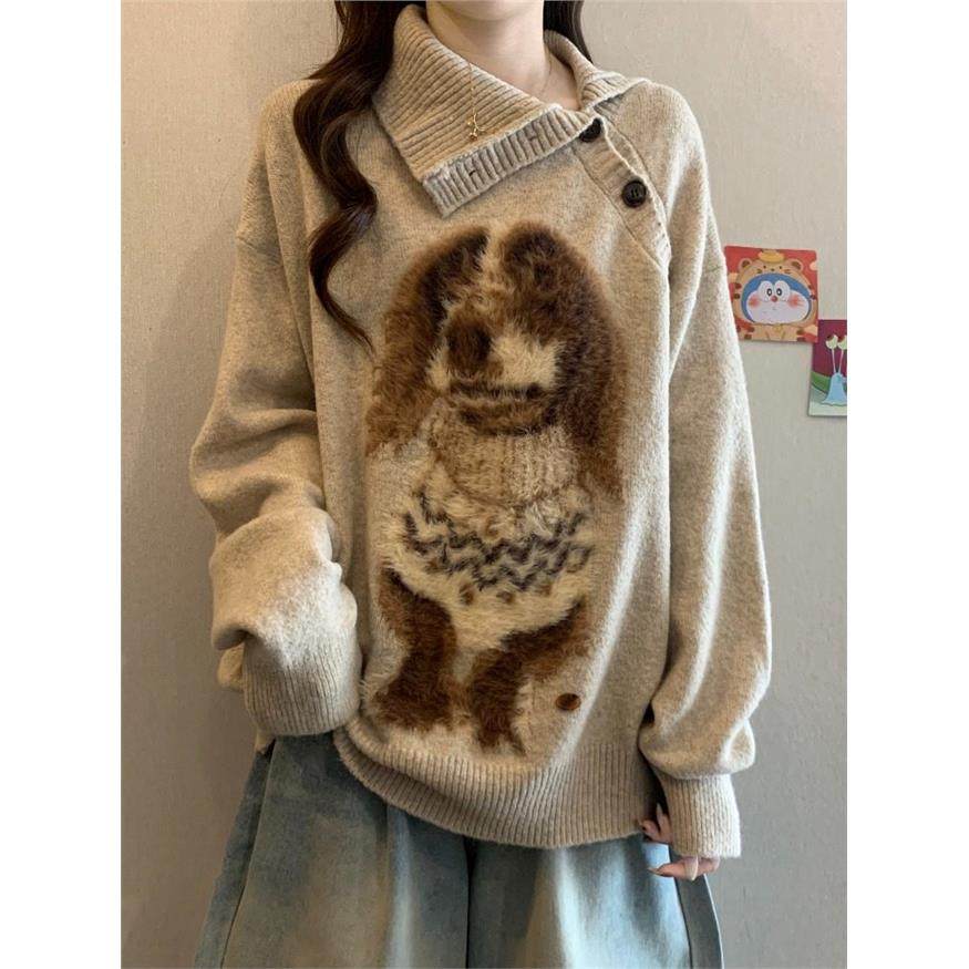 高级感斜领小狗提花毛衣外套女秋冬新款大码胖mm慵懒风针织衫上衣