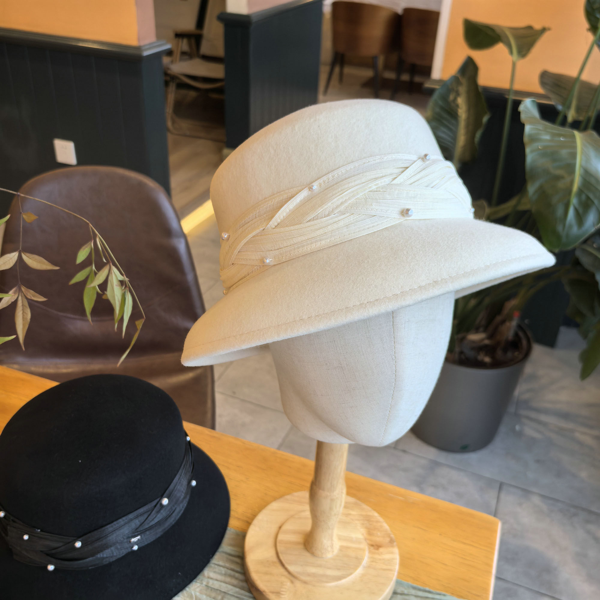 法式优雅赫本风圆顶羊毛礼帽珍珠织带秋冬毛呢时尚毛毡帽渔夫帽