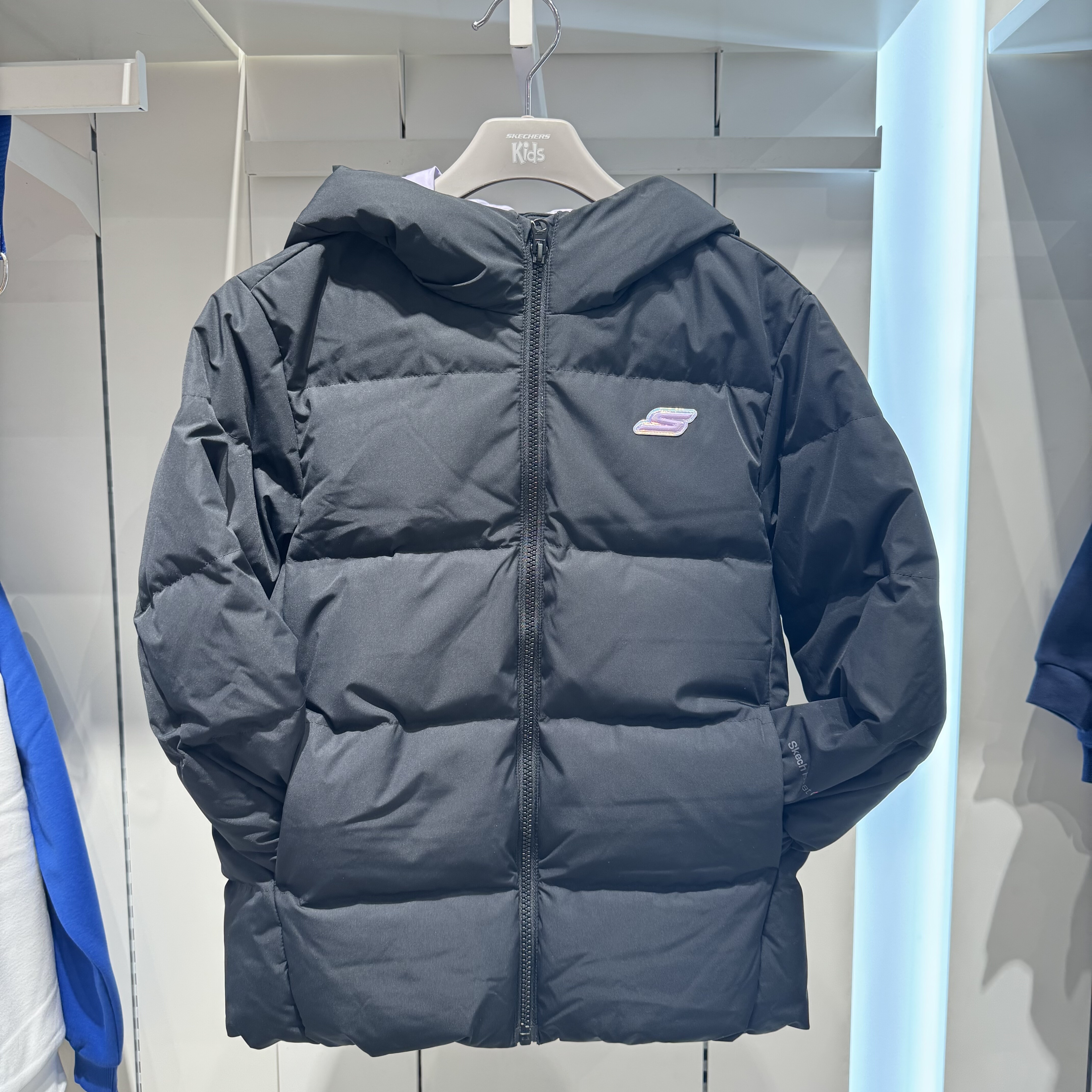 斯凯奇女童2025冬防风防水闪脱拉链中款连帽羽绒服外套P425G033