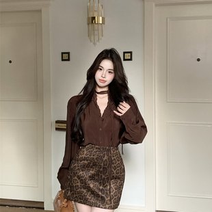 法式 气质Polo领排扣长袖 衬衫 女高腰显瘦豹纹短裙辣妹套装