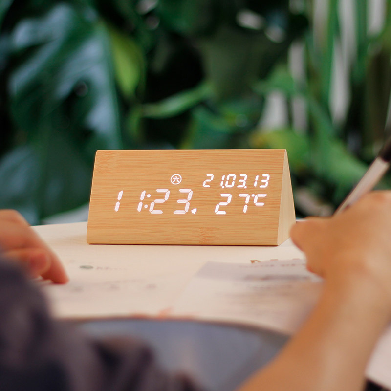 클래식 나무 알람 시계 침묵 전자 시계 학생 크리 에이 티브 머리맡 시계 거실 테이블 시계 장식품 빛나는 시계 알람 시계