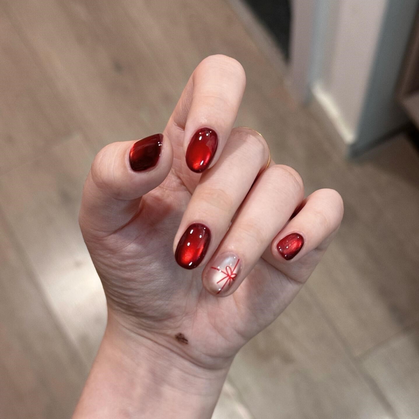 穿戴甲手工定制圣诞红猫眼蝴蝶结显白高级感秋冬美甲成品指甲贴片,彩妆/香水/美妆工具,穿戴甲/甲片,淘宝优惠券,粉丝福利购,淘宝优惠卷