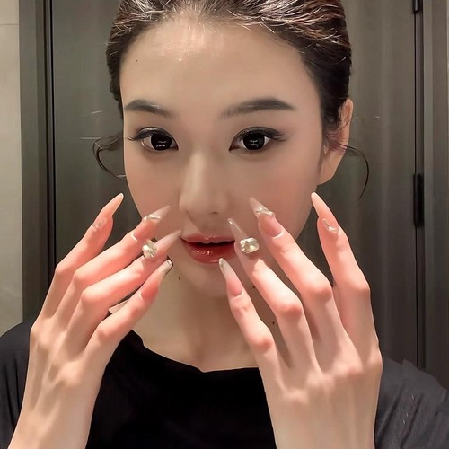 纯欲女人味.绝美裸色爆闪钻美甲