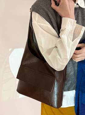 大容量通勤包包女2024新款秋冬单肩腋下包质感复古学生上课托特包