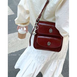 小众质感酒红色包包女2025新款 单肩斜挎包高级感手机小方包 潮夏季