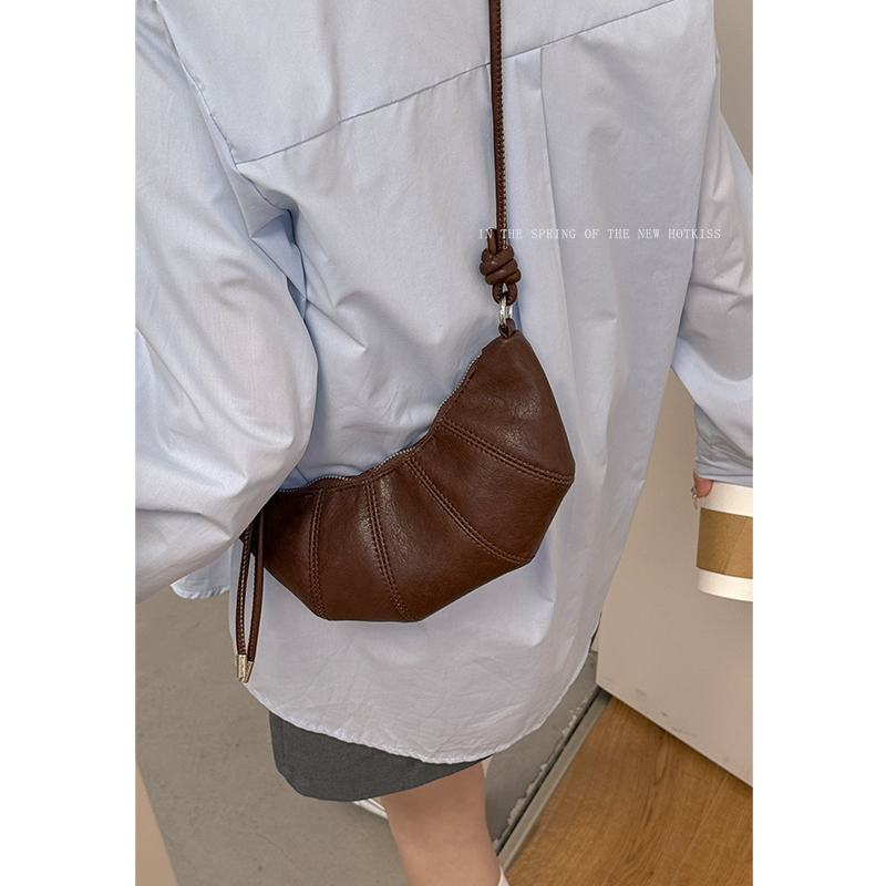 超火小众斜挎可颂牛角包