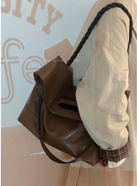 美拉德复古通勤包包女2024新款潮单肩腋下包大容量学生手提托特包