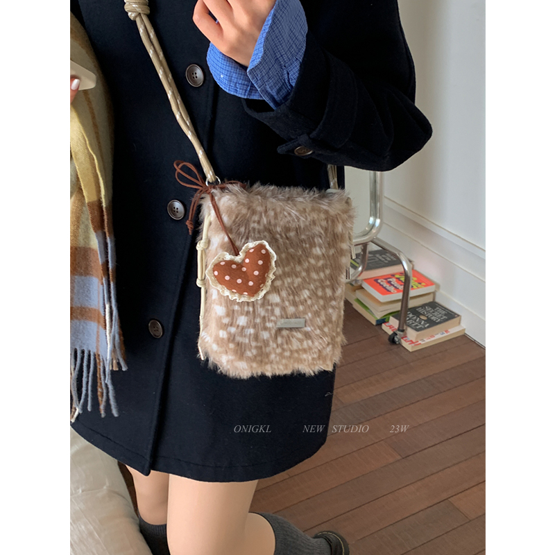 韩系小众设计毛绒包包女2025新款秋冬单肩包休闲超火毛茸茸斜挎包
