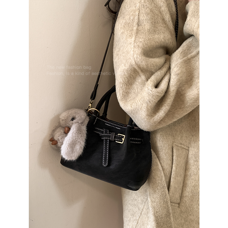 高级感小众复古手提包包女2025新款秋冬单肩斜挎包时尚百搭水桶包