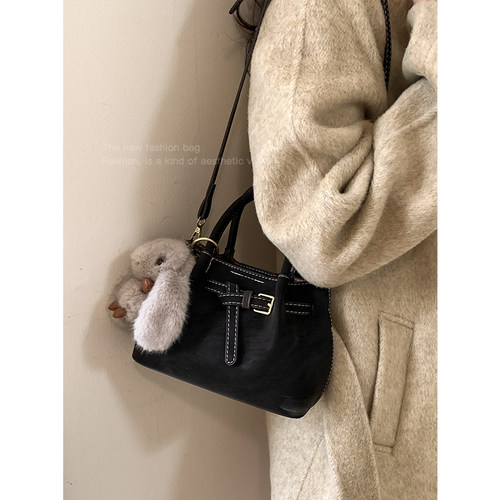 高级感小众复古手提包包女2025新款秋冬单肩斜挎包时尚百搭水桶包