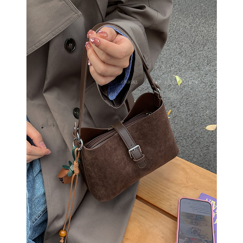 高级感复古斜挎小包包女式2025新款秋冬单肩包休闲百搭腋下水桶包
