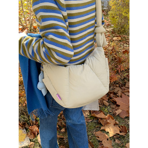 韩国休闲简约羽绒包包女2025新款秋冬单肩云朵包大容量通勤斜挎包