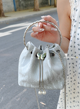 高级感斜挎小包包女2024新款潮夏季单肩包小众银色链条手提水桶包