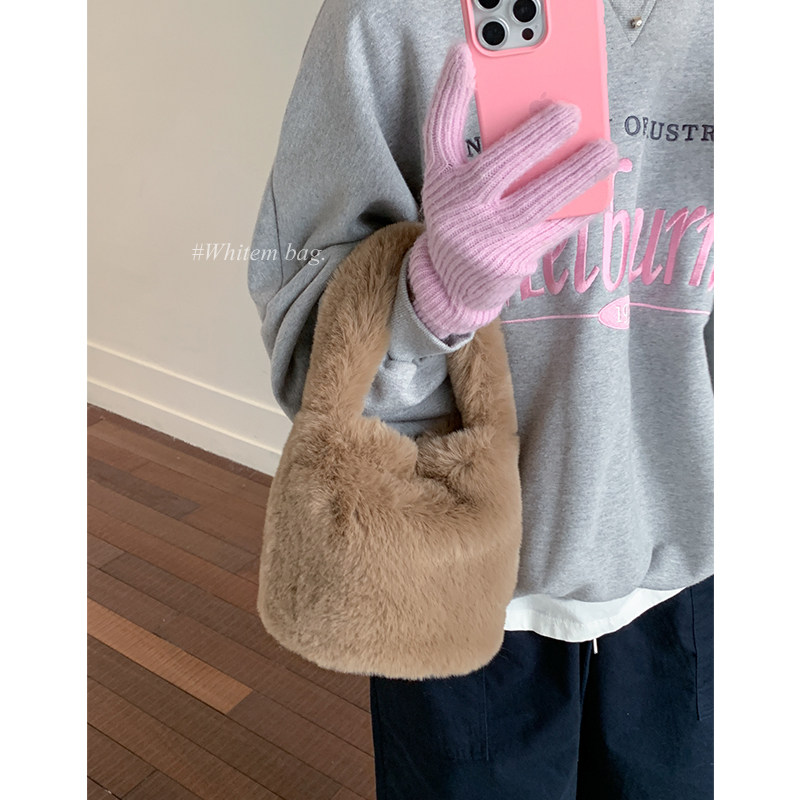 韩系通勤毛绒包包女式2025新款潮秋冬小众百搭爆款超火手提毛毛包