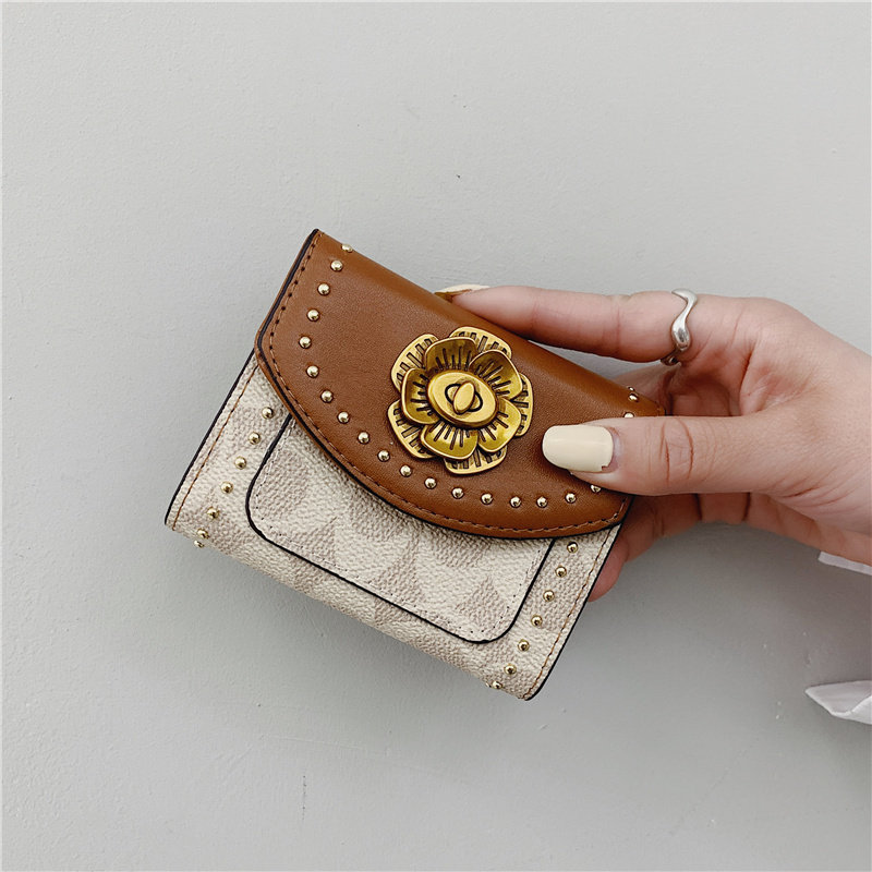 经典不过时的铆钉卡包女小巧