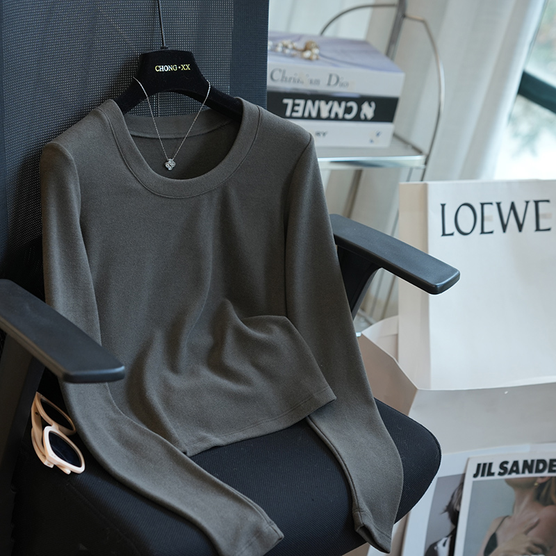 虫小小慕斯绒鹅蛋领长袖打底衫