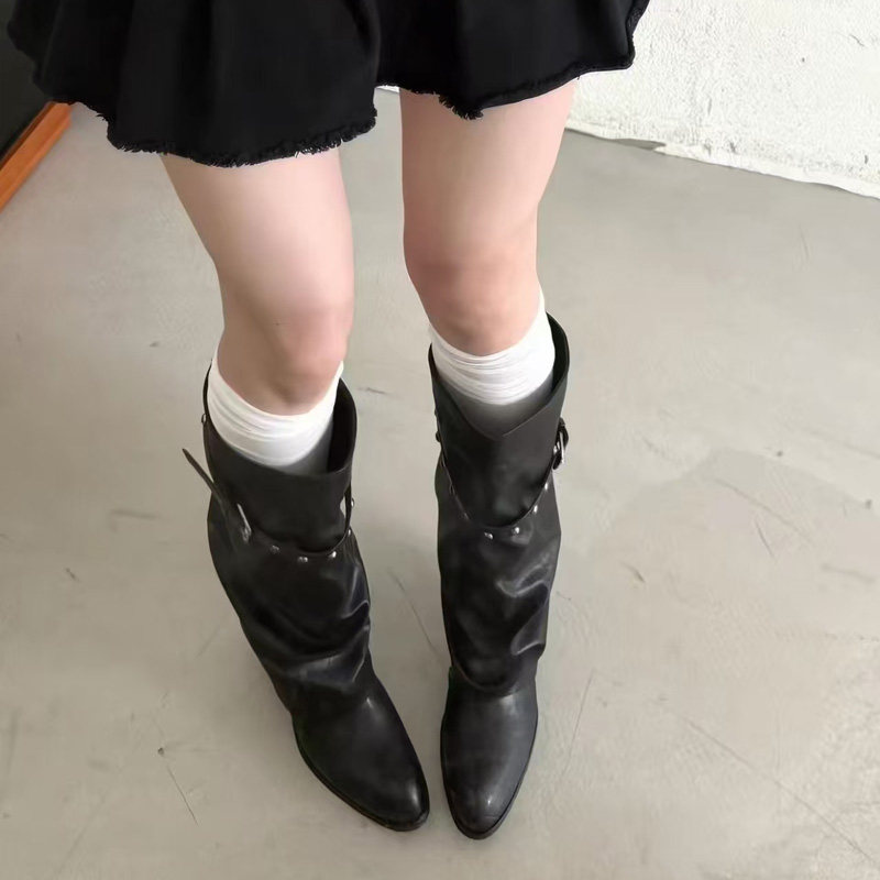 尖头长靴女2026新款百搭黑色铆钉褶皱堆堆靴子皮带扣大筒围裤管靴