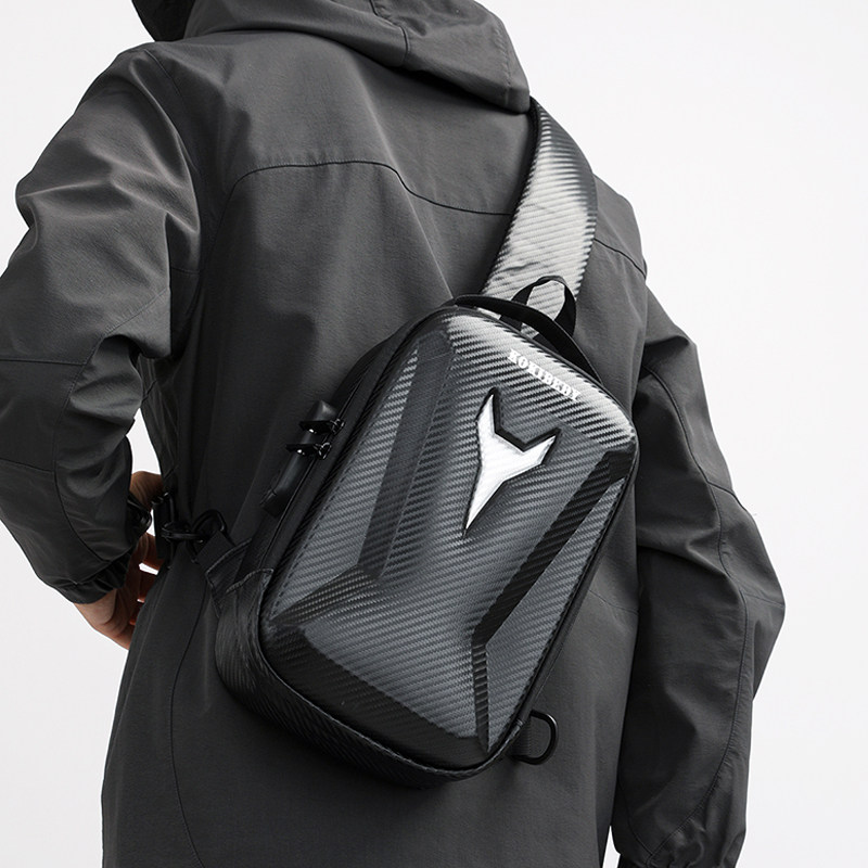 硬壳斜挎包男士机车胸包防盗密码