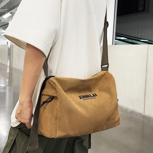 复古帆布斜挎包男通勤单肩包运动旅行健身包工装风做旧休闲枕头包