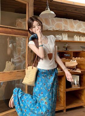 夏季蓝色碎花油画系带半身裙女新款简约修身显瘦V领短袖T恤两件套