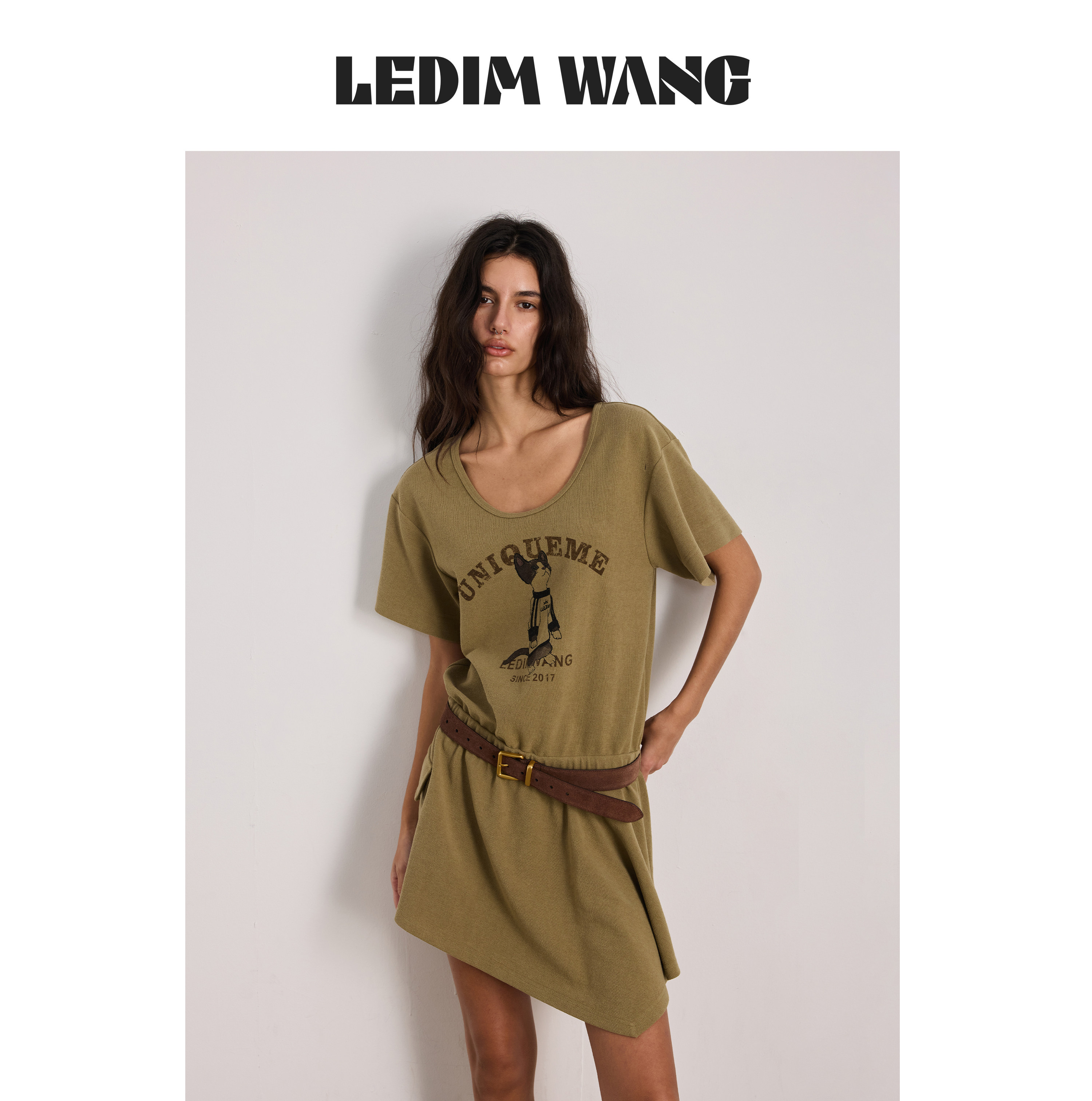 LEDIM WANG低腰线U领印花连衣裙女26夏新款绿色宽松直筒休闲短裙
