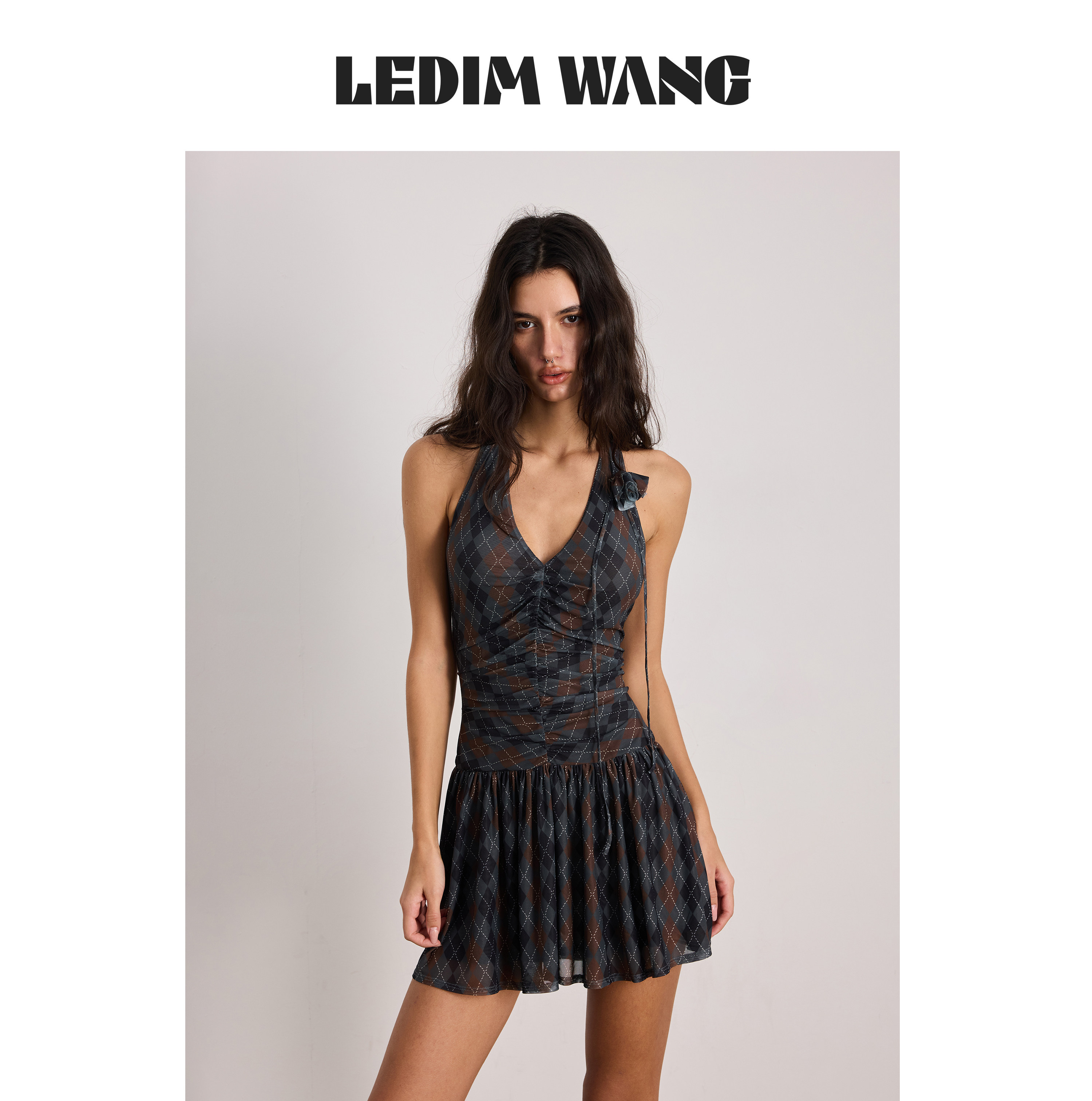 LEDIM WANG菱格印花挂脖V领连衣裙女2026夏新款修身薄款百褶短裙