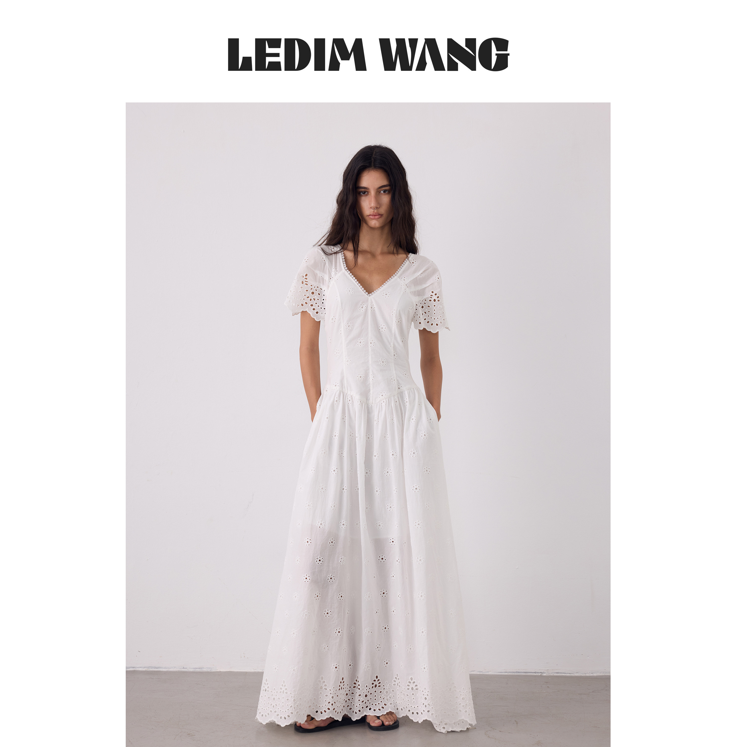 LEDIM WANG法式蕾丝镂空V领连衣裙女26夏新款白色修身拖地大摆裙