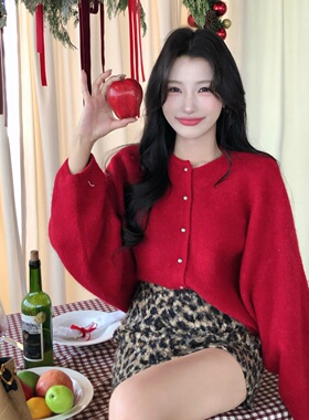 陈六六CHENLIULIU【新年氛围】韩系时髦设计感圆领单排扣毛衣上衣