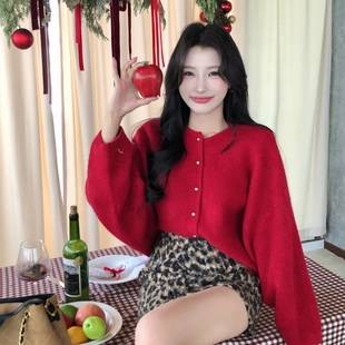 陈六六CHENLIULIU 韩系时髦设计感圆领单排扣毛衣上衣 新年氛围