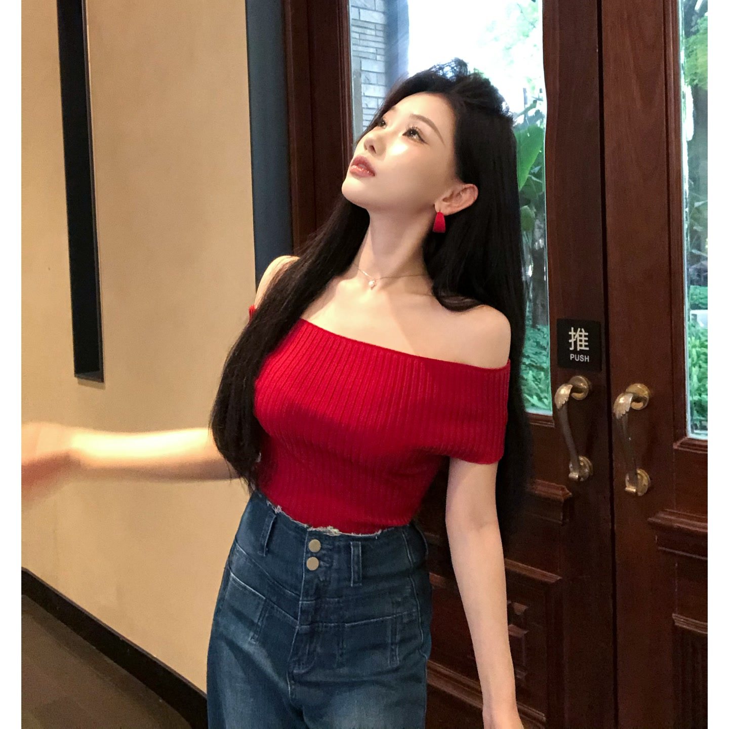 陈六六CHENLIULIU【锁骨心机】针织纯欲一字肩修身上衣