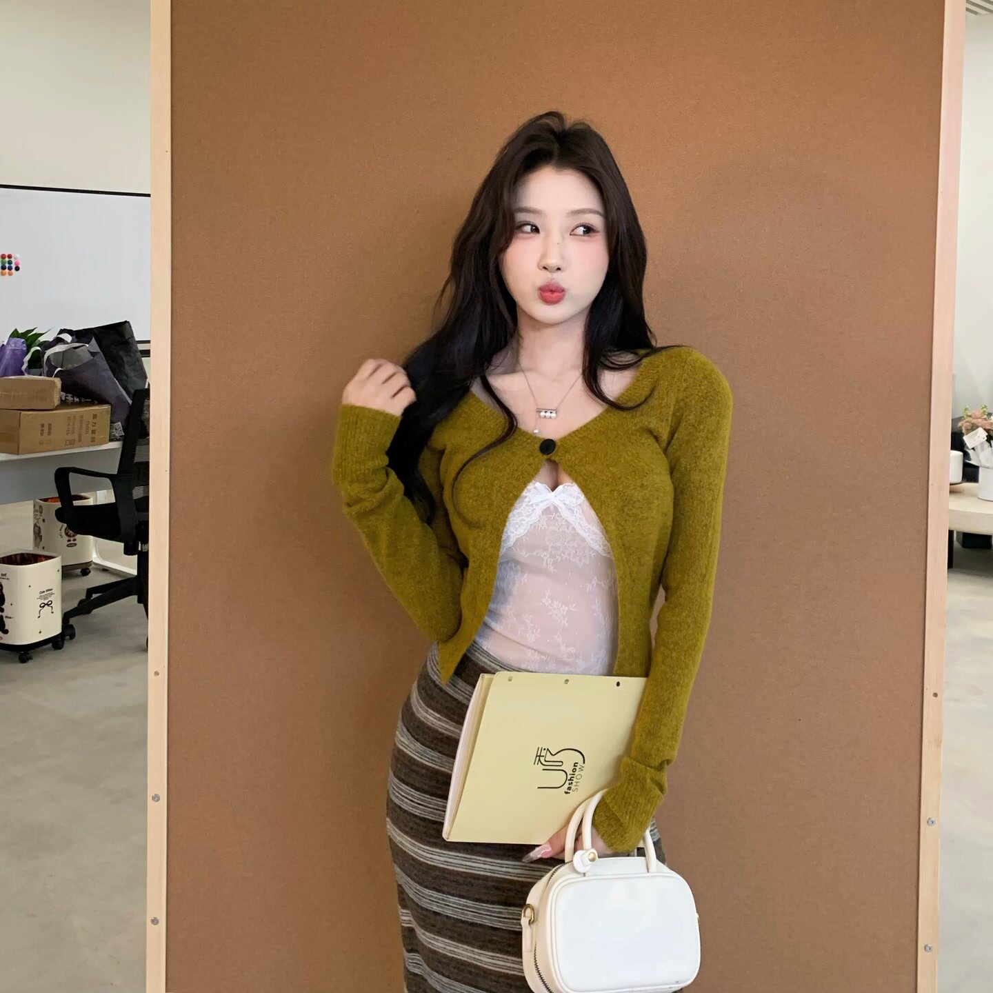 陈六六CHENLIULIU【森之境】早春一粒扣设计感舒适针织开衫上衣