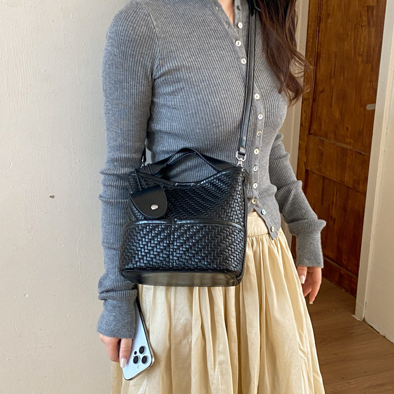 2026新款复古编织水桶子母包女单肩斜挎包通勤百搭软面编织纹手提