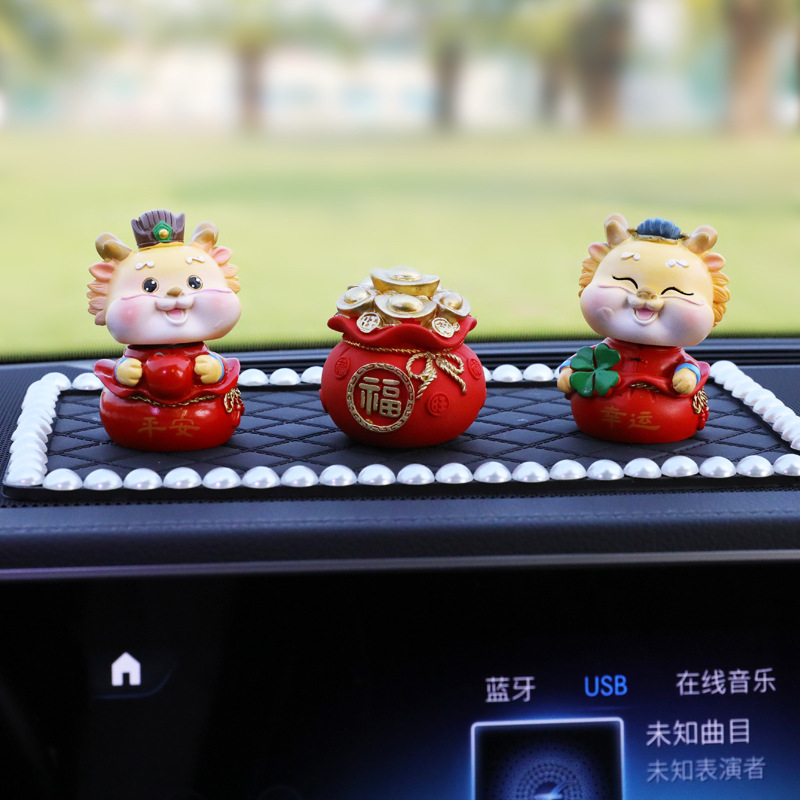生肖龙摇头车载卡通摆件创意汽车中控台龙年吉祥物弹簧公仔车内内