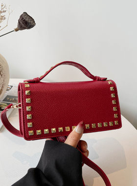 新款时尚铆钉方形手拿包链条质感小方包欧级感辣妹轻奢单肩斜挎包