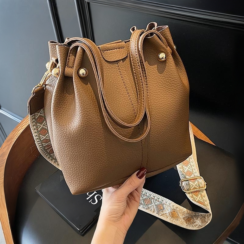 大容量包包女新款手拎水桶包小众高级感单肩包通勤百搭斜挎包