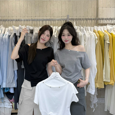 +（唯一家）-新卖爆了设计感宽领斜肩压褶短袖T恤(不配包包)80299