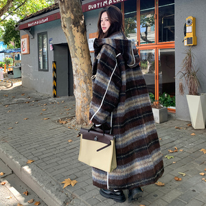 现货2025冬新款减龄牛角扣格纹大衣浙宝300/8831/P215控298图片
