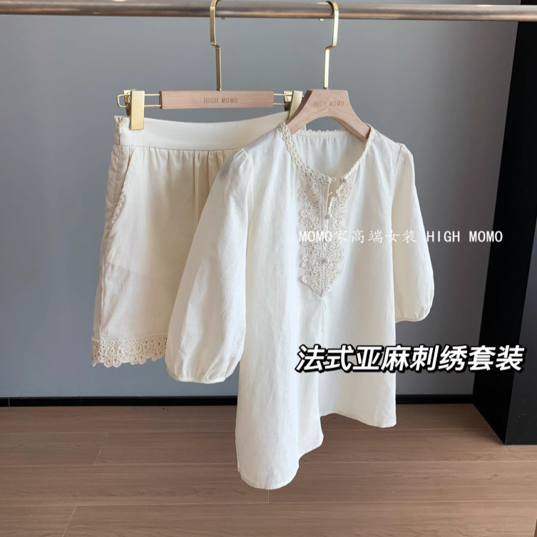 蕾丝花边半扣刺绣衬衫+高腰短裤