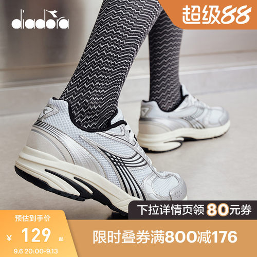 银色细节展现了Y2K时尚风格