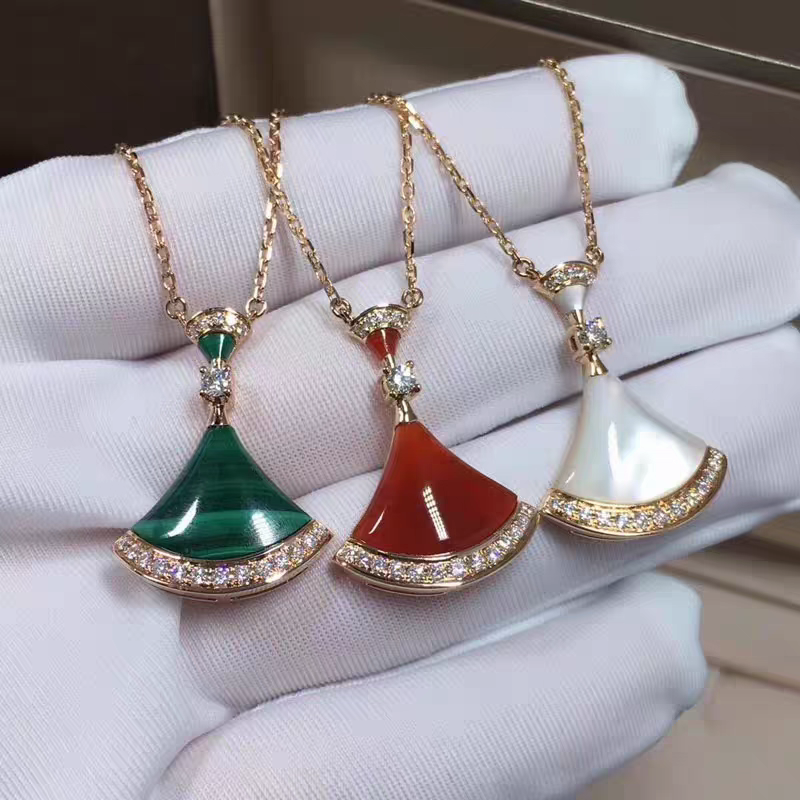 明星款项链女18K玫瑰金天然白贝母红玉髓扇形小裙子锁骨链吊坠