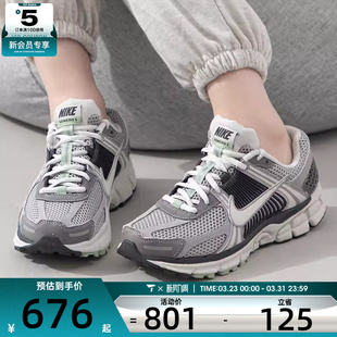 耐克女子ZOOM FB8825 VOMERO 运动休闲鞋 001 5复古跑鞋 滔搏
