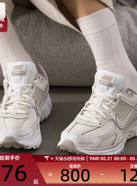 NIKE耐克女子ZOOM VOMERO 5迈柔复古跑鞋风时尚休闲鞋FJ2028-107