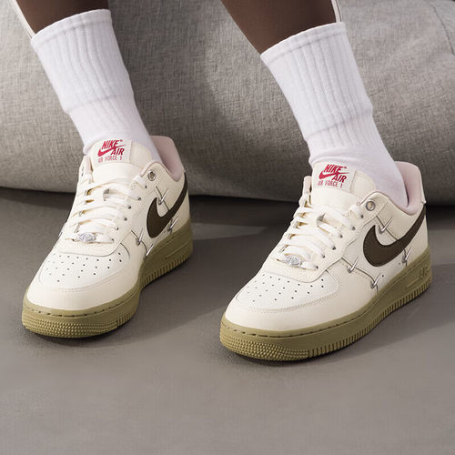 NIKE耐克女子AIR FORCE 1低帮板鞋四勾时尚运动休闲鞋IQ9802-022