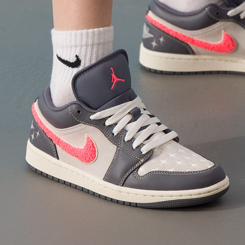耐克女AIRJORDAN1篮球鞋
