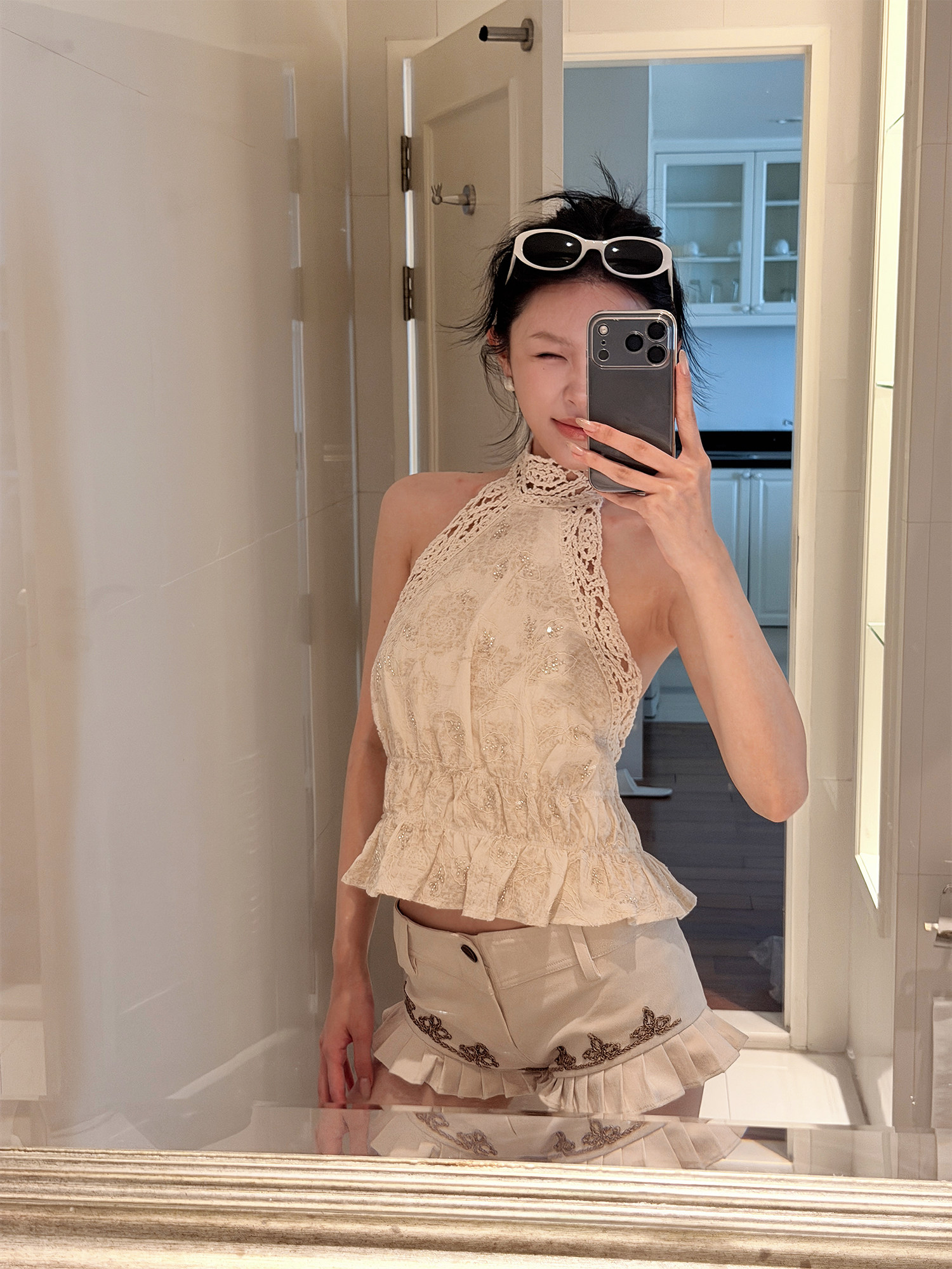 Hydrae เสื้อกล้ามคล้องคอ ลายฉลุสีแอปริคอท สำหรับผู้หญิง ดูหรูหรา ขอบใบบัว แขนกุด เปิดไหล่