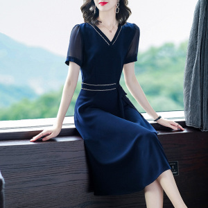 温柔风连衣裙2025夏装新款阔太太气质显瘦中长款法式复古v领裙子