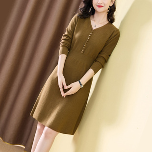 秋冬季2025新款温柔风v领小个子修身包臀针织打底配大衣连衣裙女
