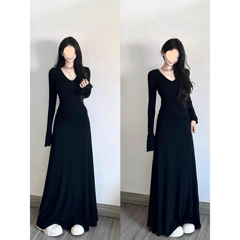 黑色赫本风小黑裙春秋连衣裙女针织气质修身内搭长裙子领连身裙