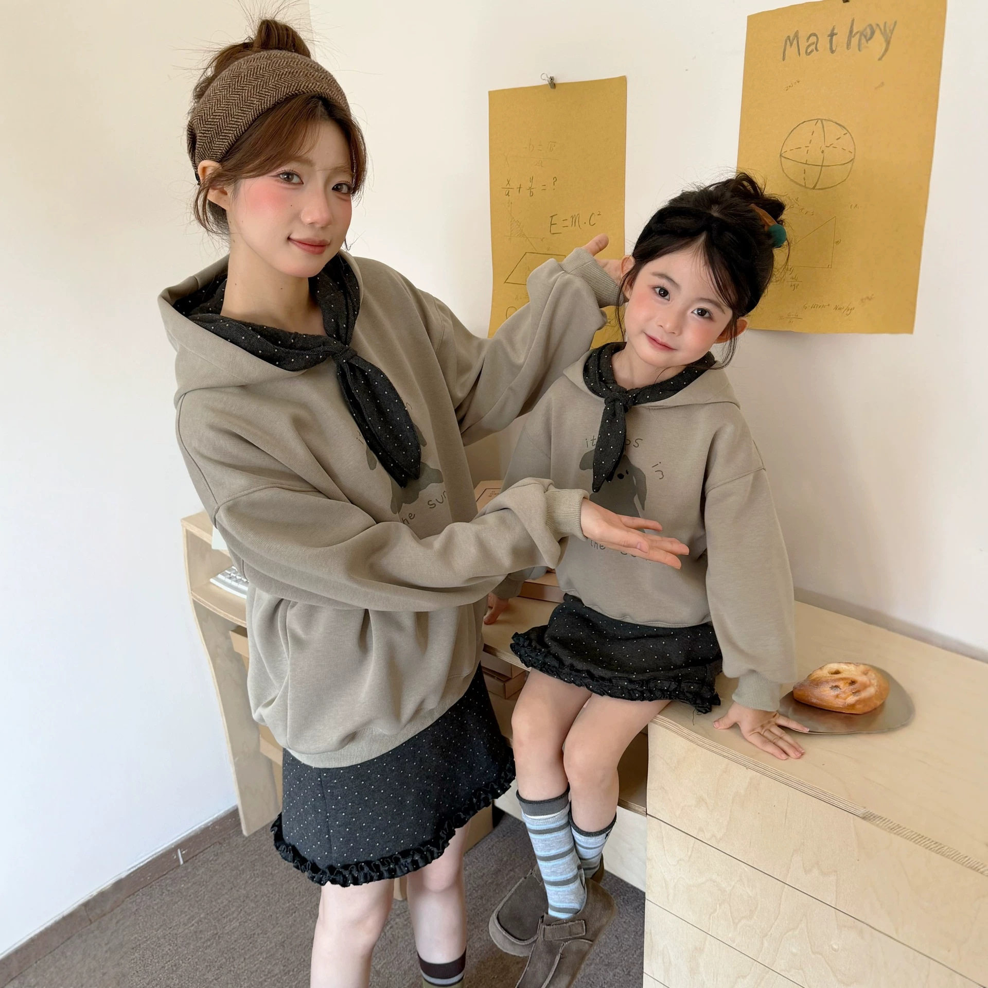 秋季新款母女连帽卡通卫衣配波点裙套装可爱女童套装