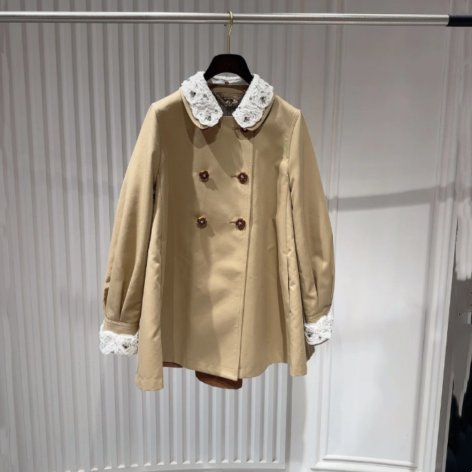 现货拉飞家2025秋款蕾丝娃娃领风衣LF25Q21SC247短裙LF25Q21SS039